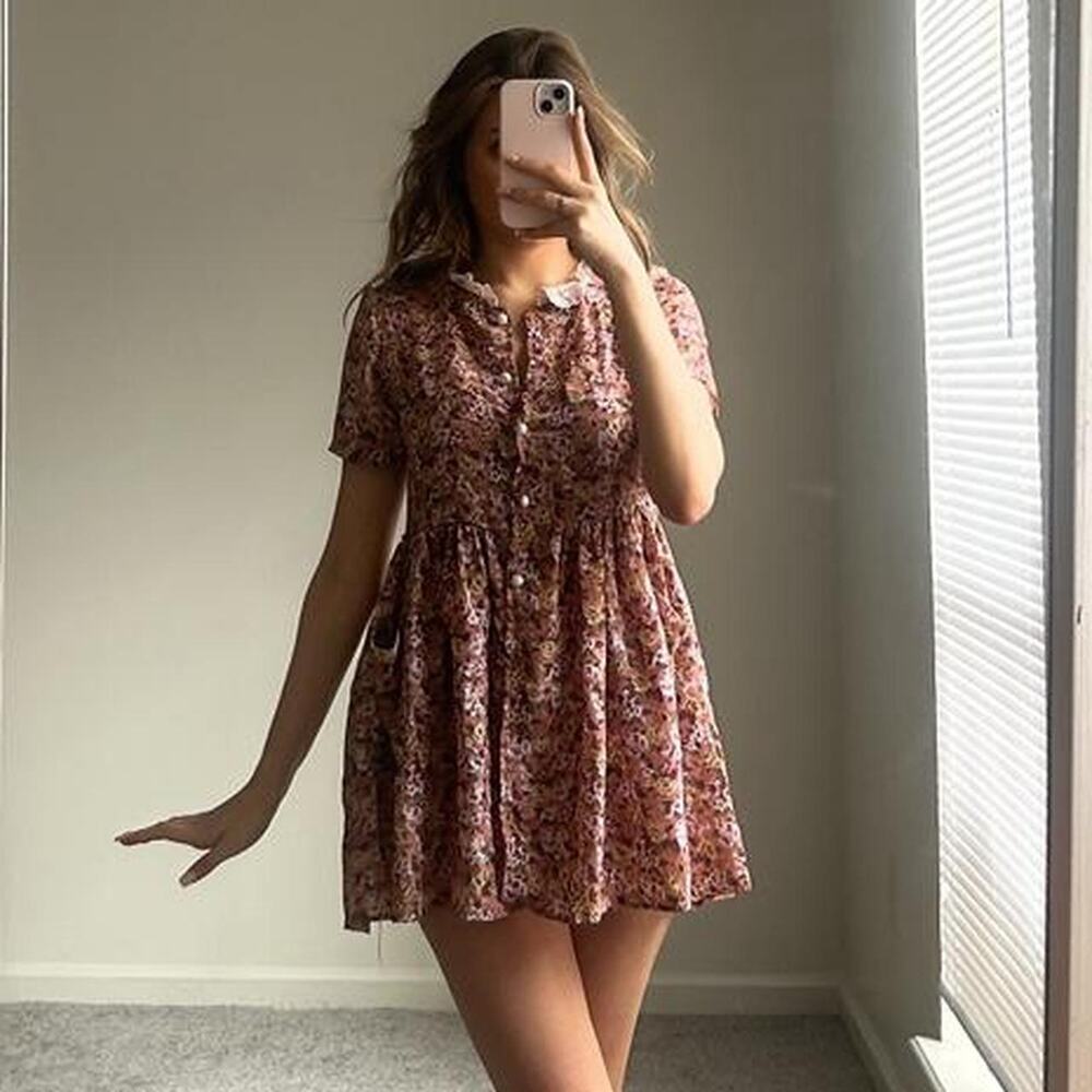 Vintage babydoll floral mini dress with pearl button up front and lace collar